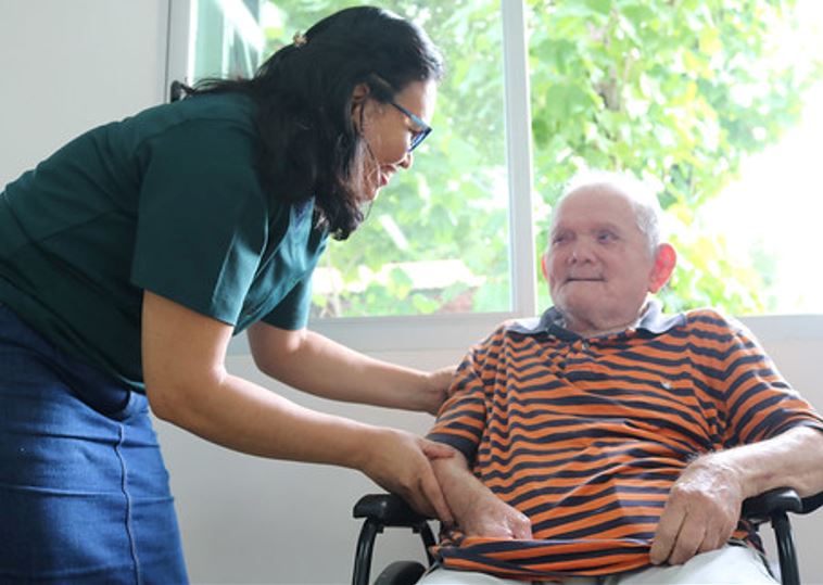 Prefeitura anuncia novas turmas para curso de cuidador de idosos em Manaus