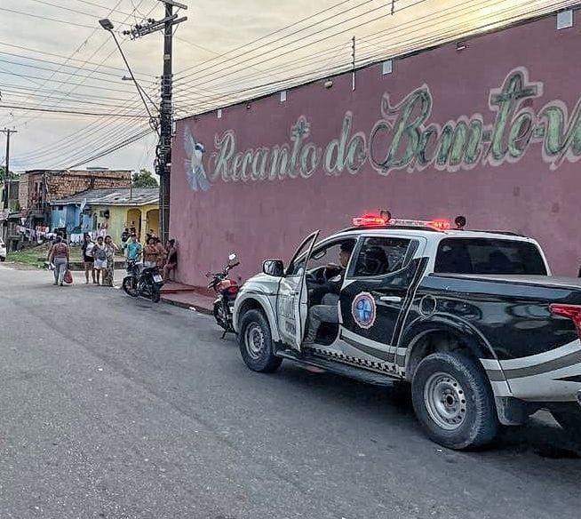Homem é executado em festa infantil quando estava com filho no colo em balneário de Manaus