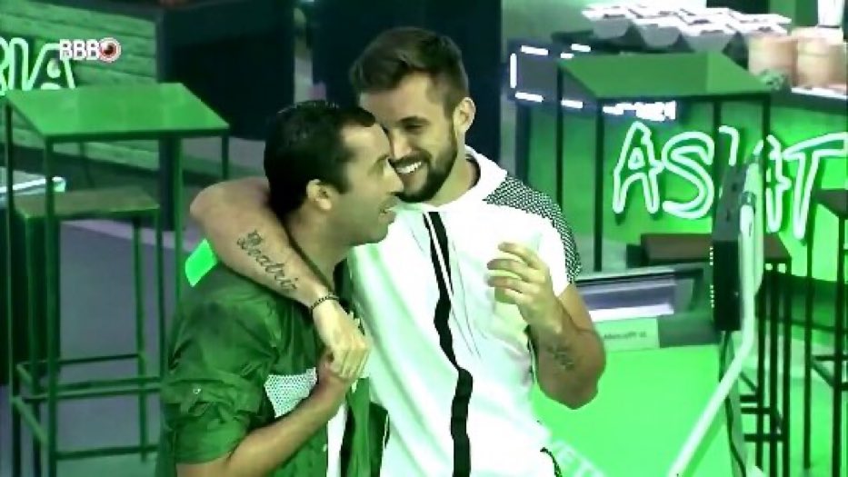 BBB21: Gil e Arthur se aproximam e internautas shippam: 'tensão sexual' 
