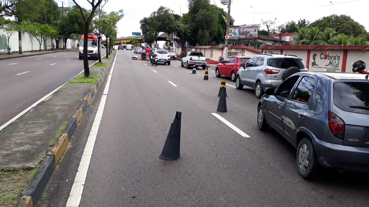 Acidente deixa motociclista ferido e trânsito travado em avenida de Manaus