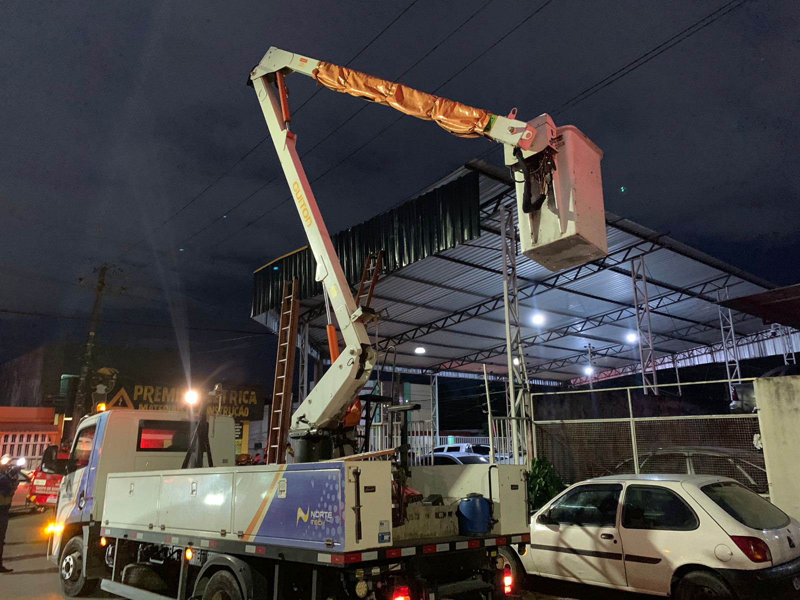 Homem fica preso em telhado ao sofrer descarga elétrica em concessionária no Novo Aleixo