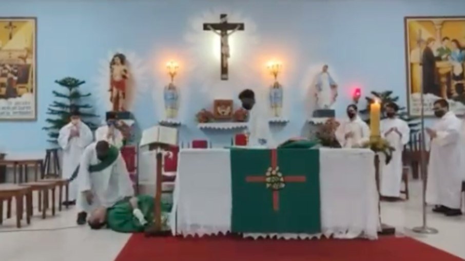Vídeo: Padre desmaia durante missa transmitida ao vivo