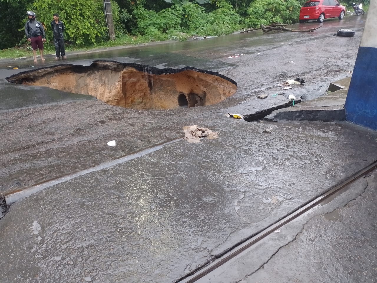 Chuva abre cratera em rua do Conjunto Castanheiras em Manaus