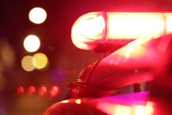 Marido se entrega em delegacia após tentar matar mulher com facada na cabeça