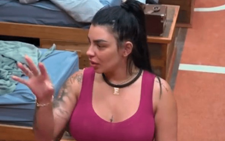 Jenny Miranda ameaça desistir de A Fazenda: 'Está maluca?'