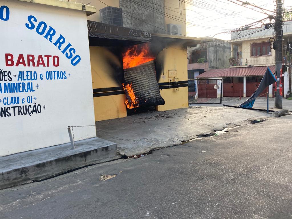 Incêndio destrói mercadinho em Manaus e assusta moradores; vídeo
