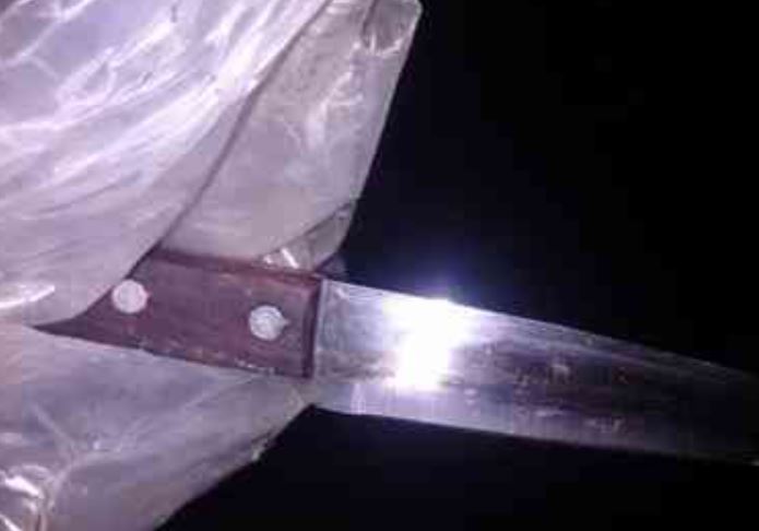 Homem tem faca cravada nas costas ao tentar impedir roubo em Manaus