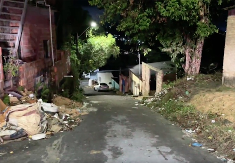Briga no meio da rua termina com homem esfaqueado em Manaus
