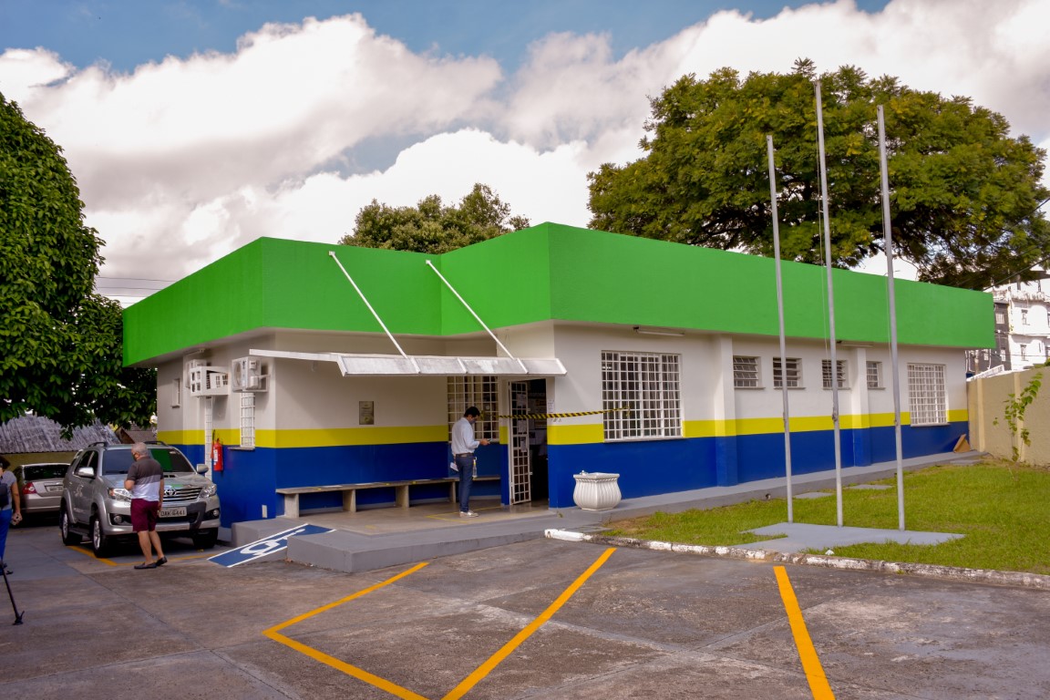 Idoso vai à delegacia registrar B.O e acaba preso por não pagar pensão em Manaus