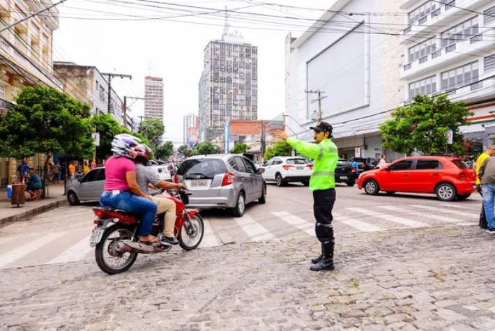 Operação Natal intensifica fiscalização no trânsito do Centro e shoppings de Manaus 
