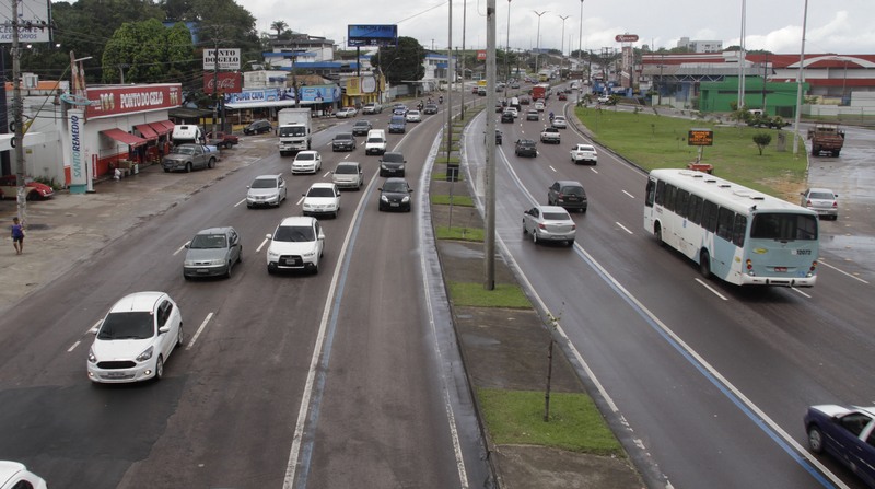 Fechamento de retorno muda rota de motoristas na av. Torquato Tapajós