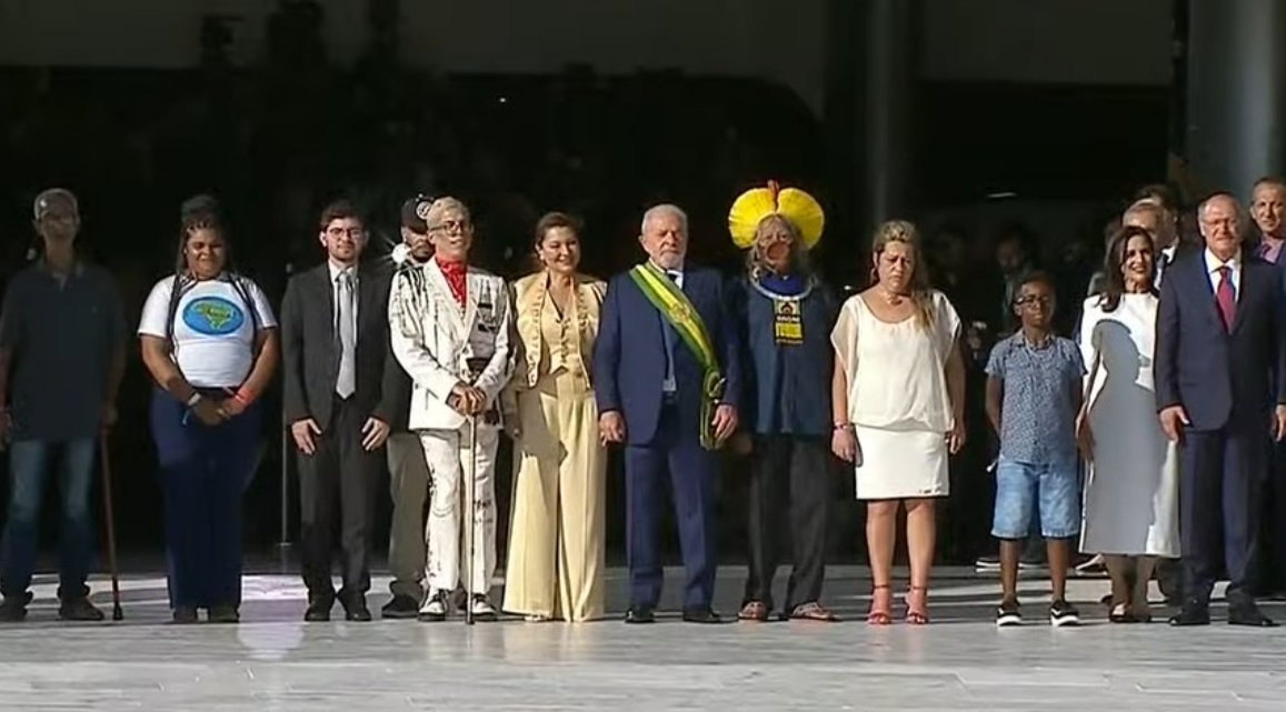 Emocionado, Lula recebe faixa presidencial de representantes do povo brasileiro