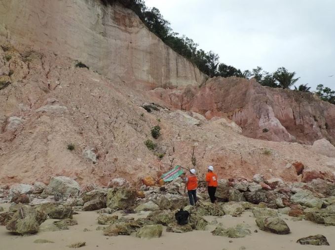 Falésias em praia do Nordeste correm risco de desabamento