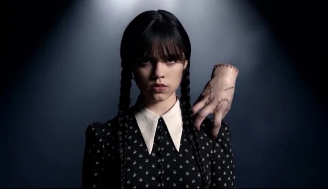 Família Addams aparece reunida em imagem inédita da série 'Wednesday'; veja