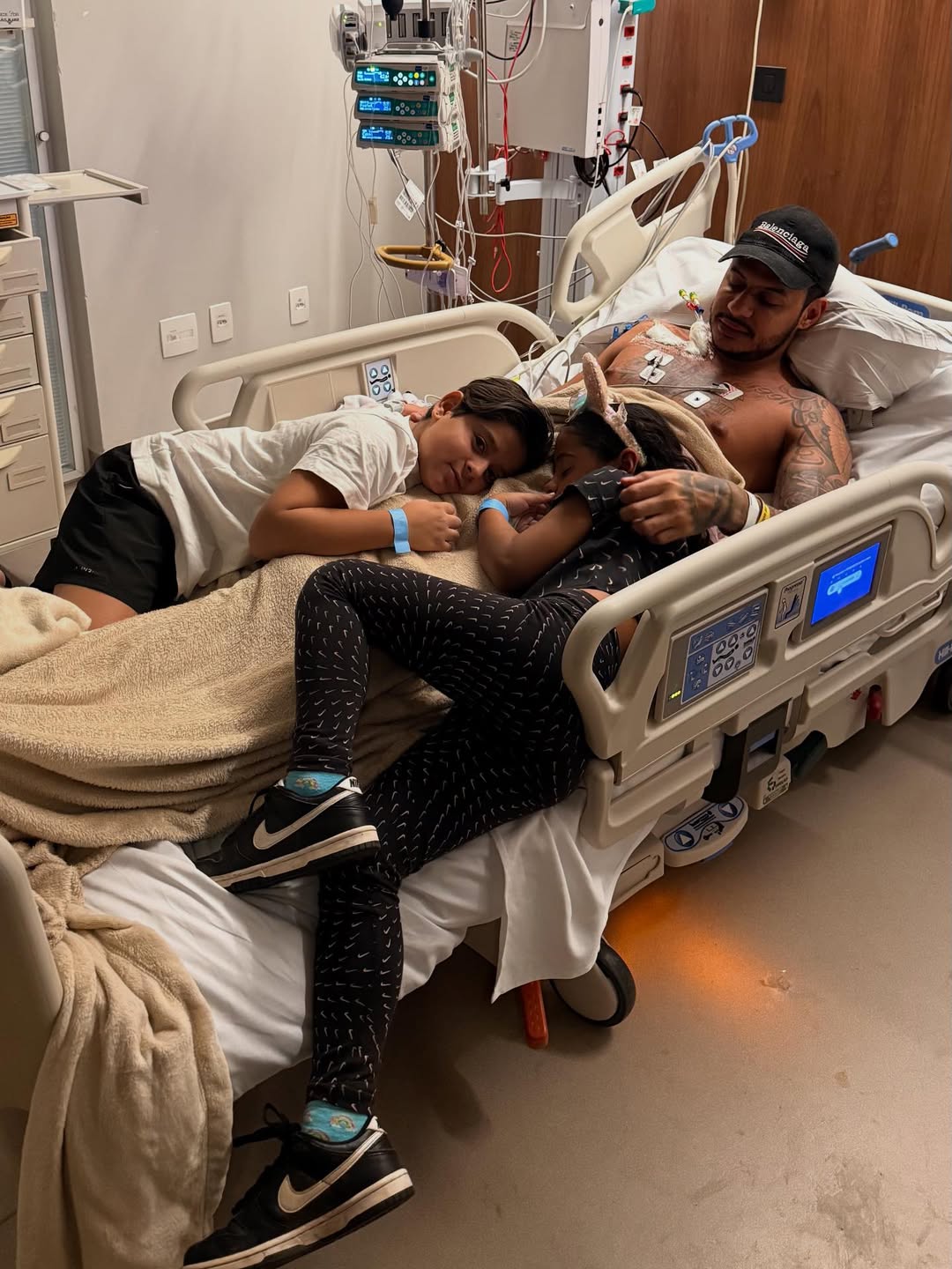 Rapper Hungria faz 1º post durante internação e alerta sobre bebida: 'arrume um lugar seguro'