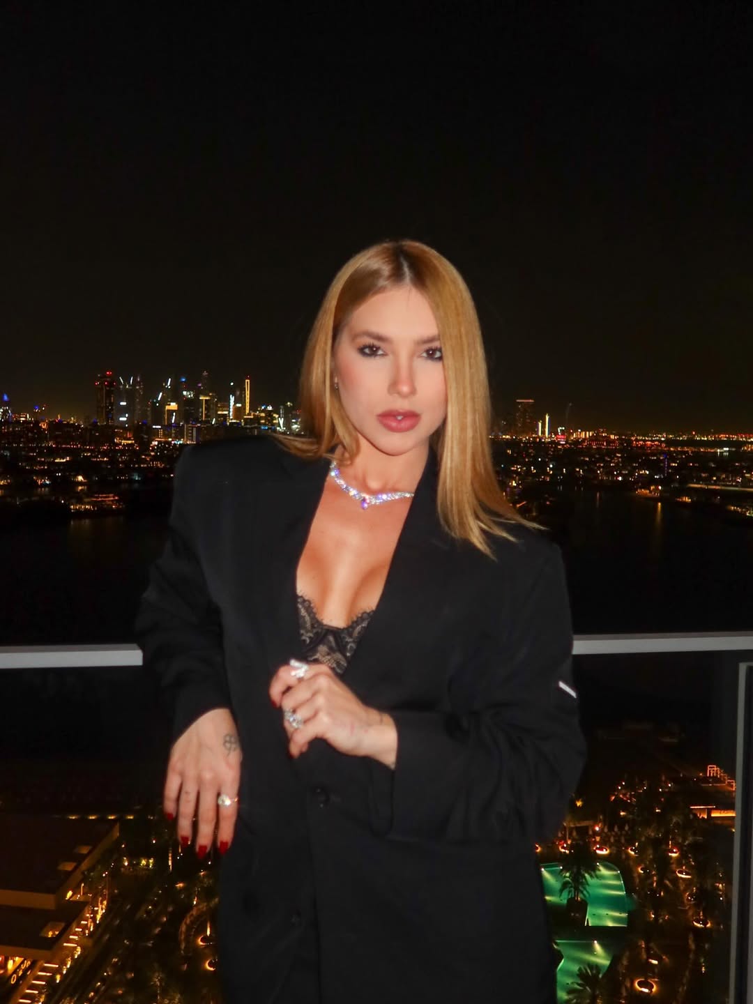 Em Dubai, Virginia completa 1 mês longe de ensaios da Grande Rio e é cobrada por torcida