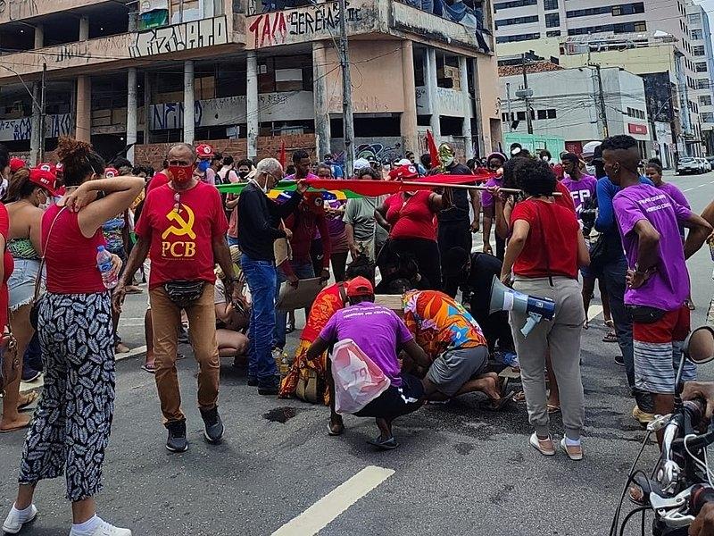 Carro invade barreira em ato contra Bolsonaro e atropela manifestante