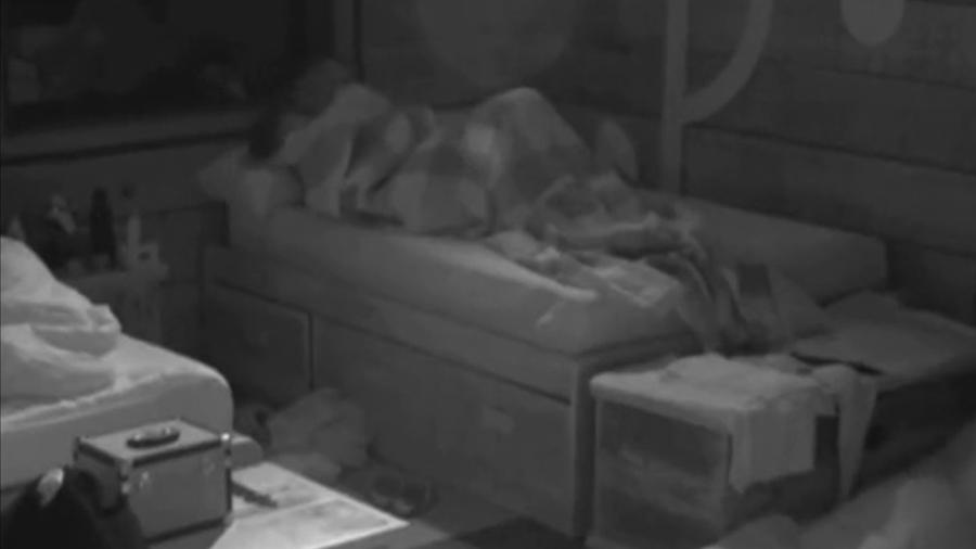 A Fazenda: Jaque e Lucas movimentam edredom