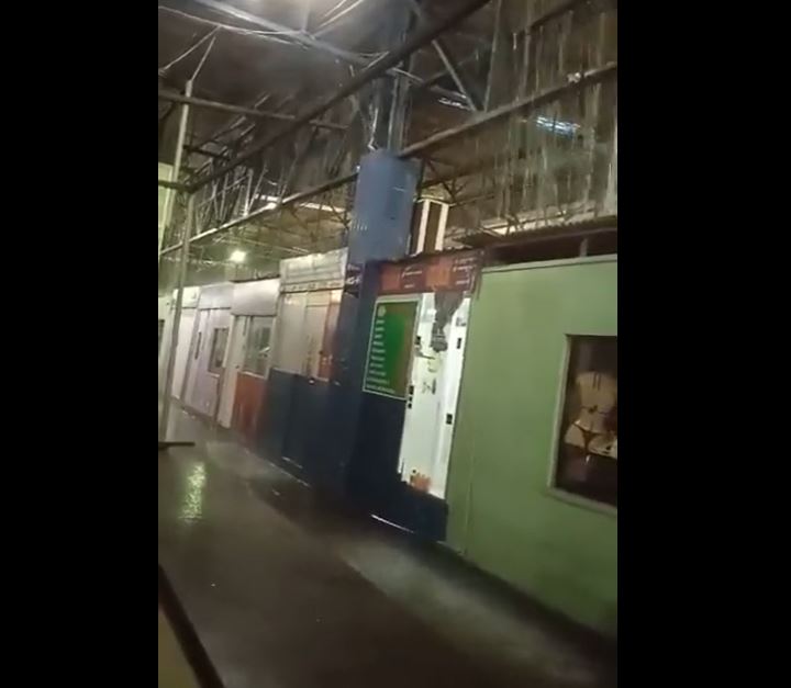 Vídeo: Feira do Santo Antônio vira cachoeira durante temporal em Manaus