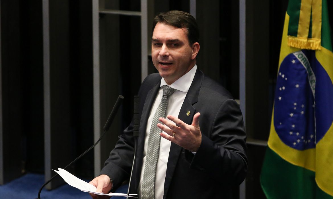 Flávio Bolsonaro se desfilia do partido Republicanos