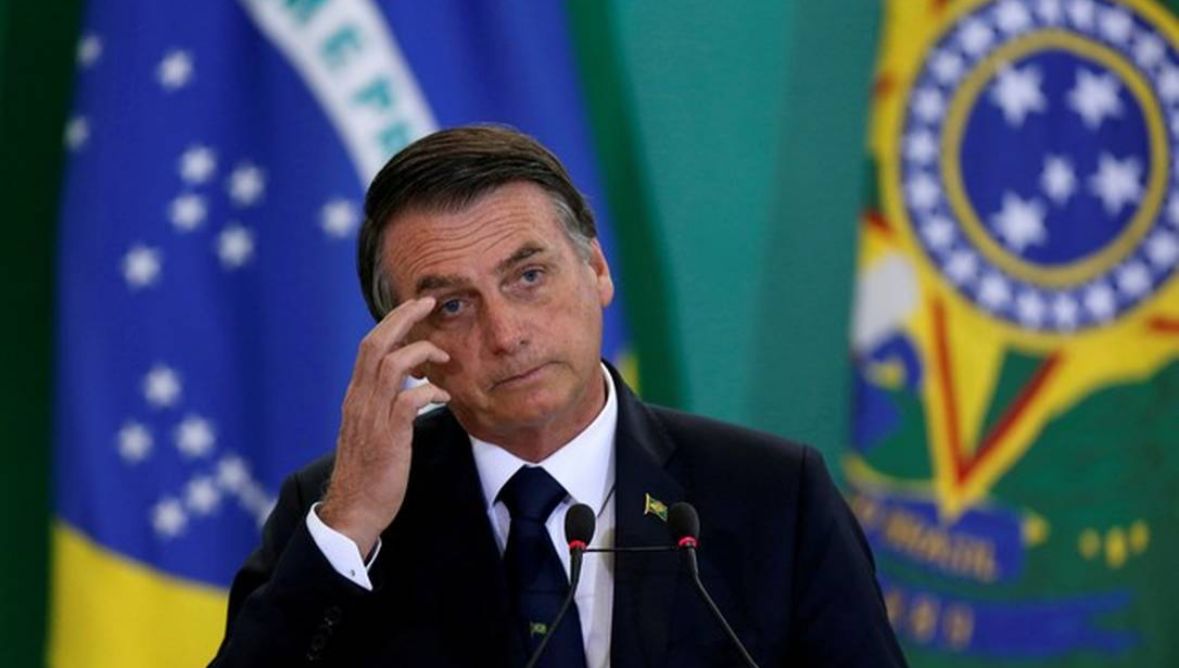 Aliados afirmam que Bolsonaro ouviu "vozes" antes de atacar tornozeleira