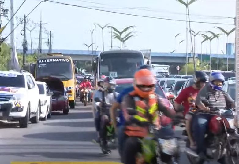Paralisação de 'Amarelinhos' deixa trânsito caótico em avenidas de Manaus 