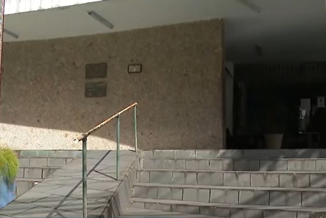 Alunos agridem professora a tapa para cumprir desafio de rede social