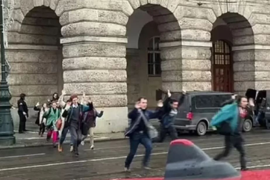 Ataque a tiros na Universidade de Praga deixa 11 mortos e dezenas de feridos