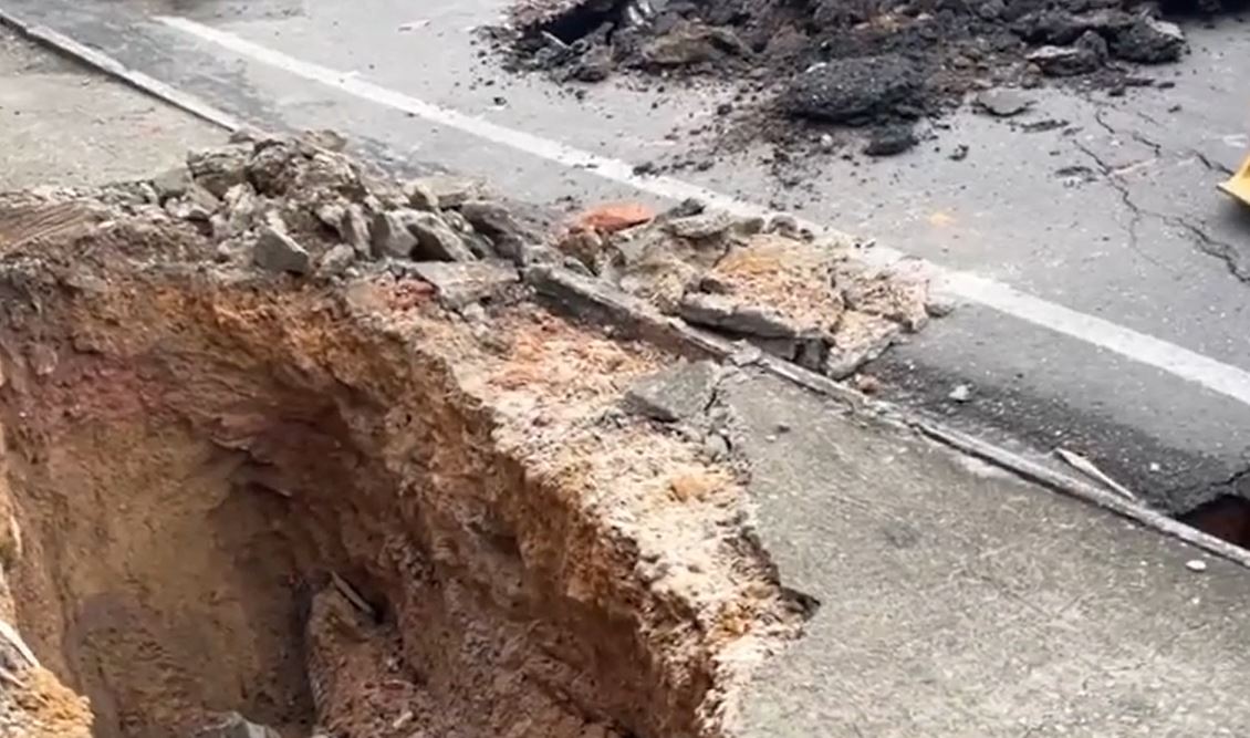 Cratera engole pista e interdita trecho da av. Rodrigo Otávio em Manaus