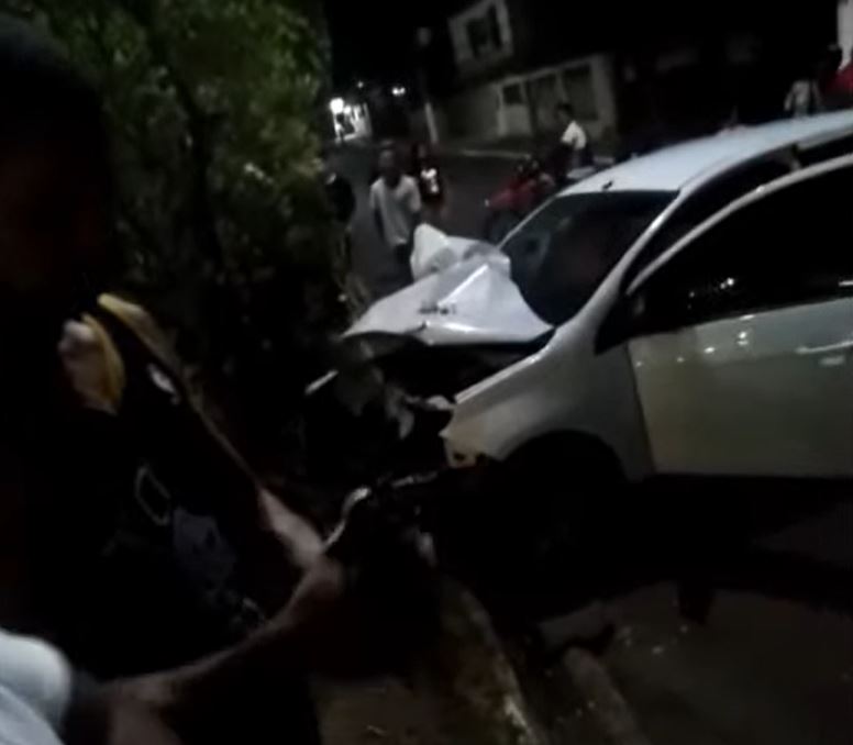 Bêbado, motorista bate em carro estacionado e atinge árvore em acidente no Amazonas