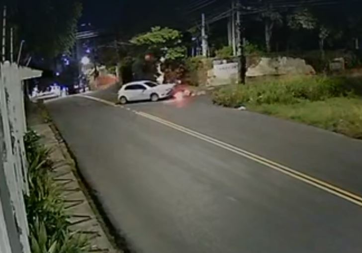 Vídeo: Entregador 'voa' de moto ao ser atropelado por carro da Rede Amazônica em Manaus