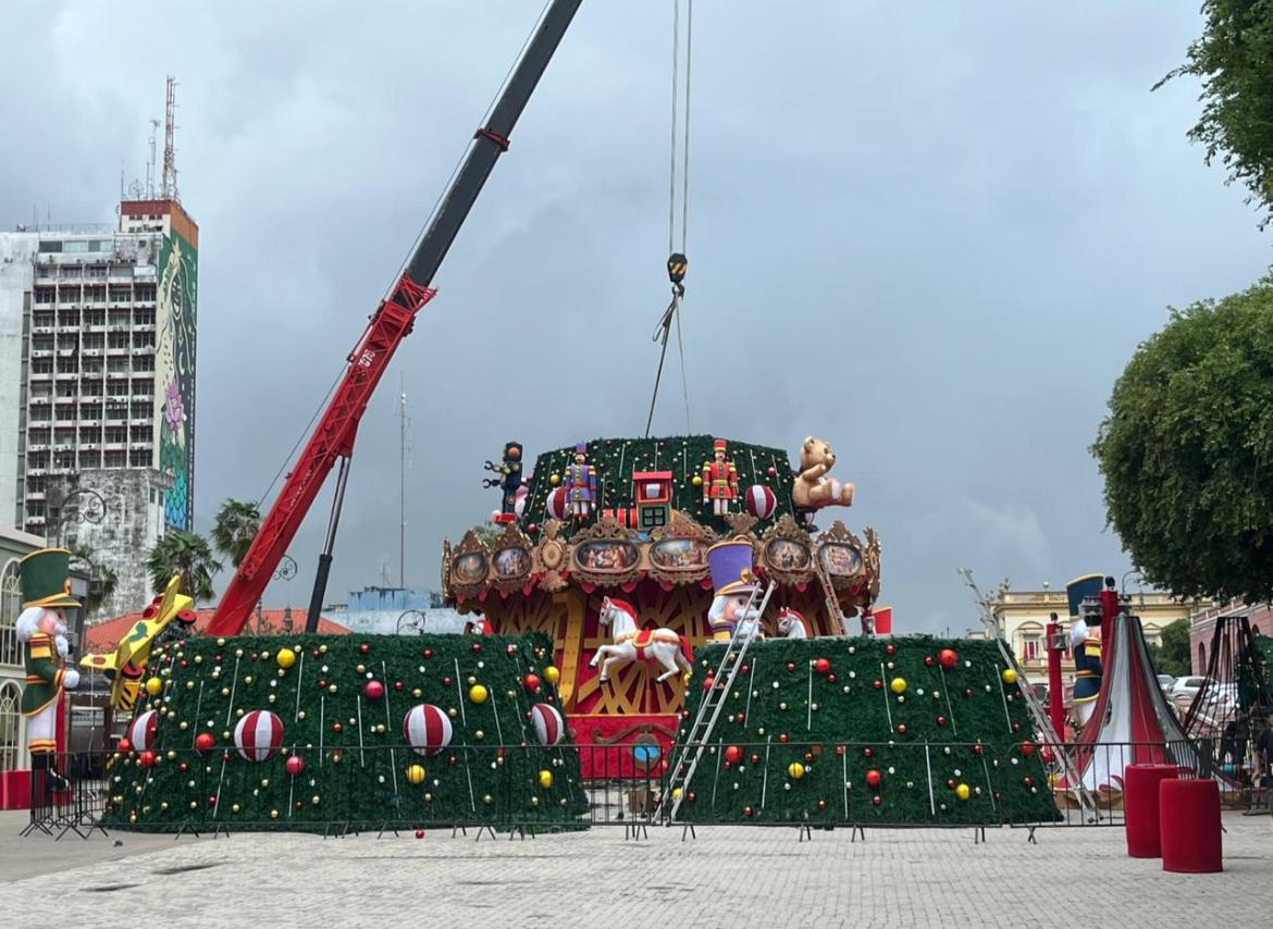 Árvore de Natal do Largo é desmontada para reparos após incêndio 