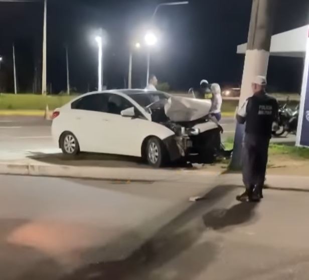 Acidente: Carro fica destruído ao atingir poste na frente de posto da PM em Manaus