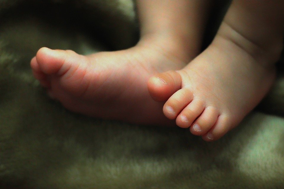 Pais são presos por estupro, agressão e morte do filho de 1 ano