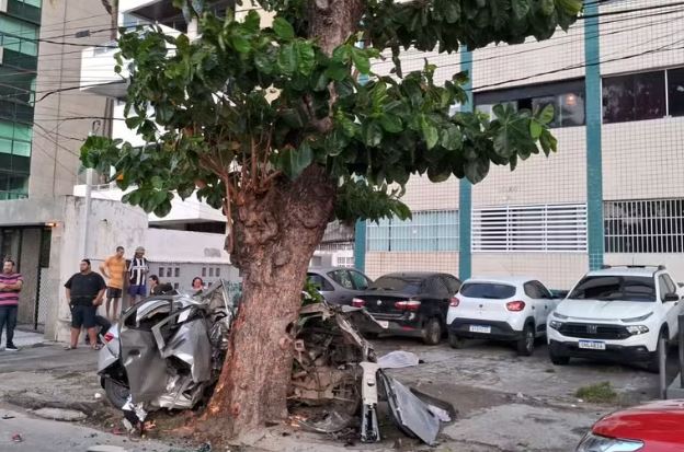 Cinco pessoas morrem e uma fica ferida após carro colidir com árvore