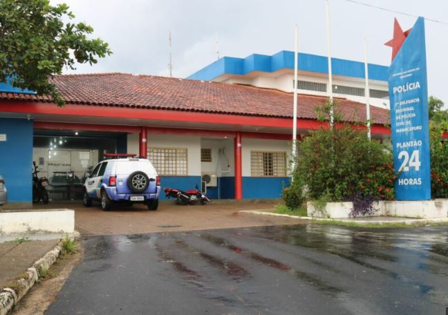 Homem é preso por espancar esposa no Amazonas; Vítima teve que se esconder em igreja