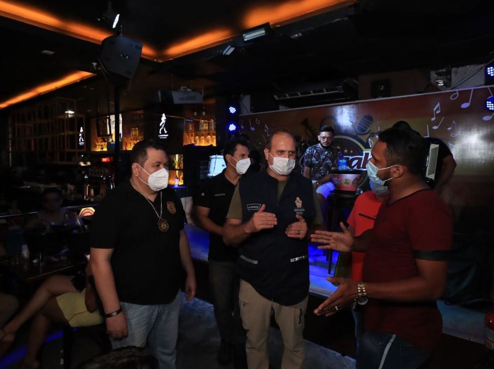 Pandemia: Fiscais encerram festas clandestinas e fecham 12 bares em Manaus