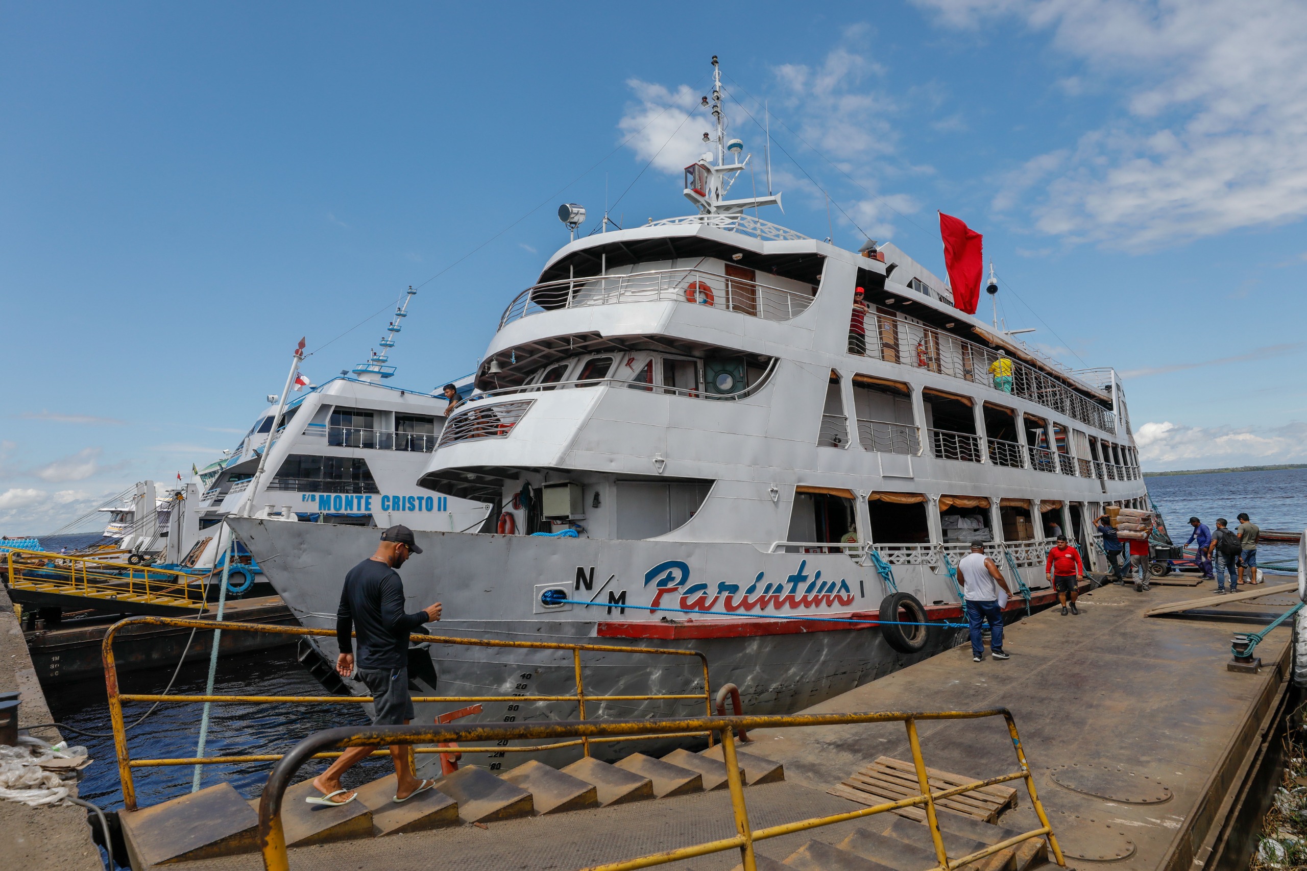 Barcos e lanchas se preparam para Festival de Parintins