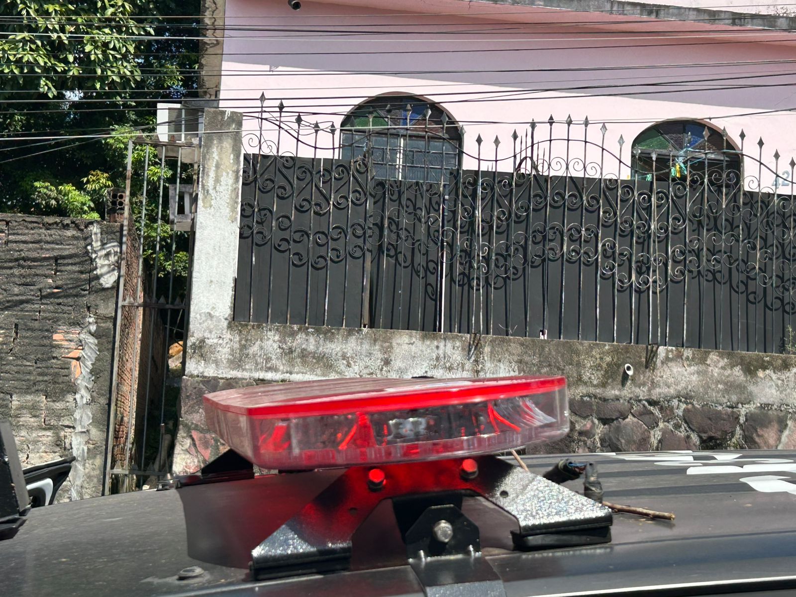 Mãe sente odor forte e encontra filho morto em cima da cama no Petrópolis