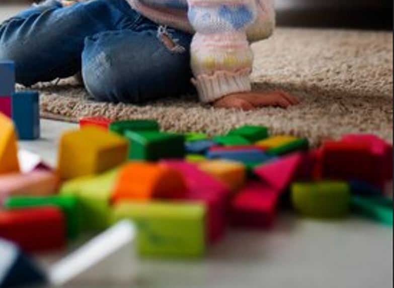 Criança de 4 anos com autismo é estuprada por vizinho em Silves 