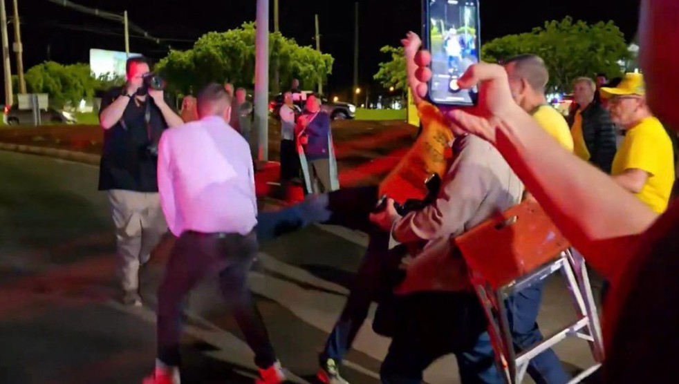 Pastor se infiltra em vigília, discursa contra Bolsonaro e é agredido em Brasília