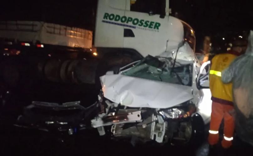 Diretora de escola e filho de 7 anos morrem em acidente envolvendo 19 veículos