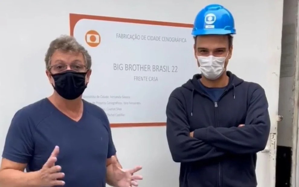 Vem aí! Boninho recebe Tadeu Schmidt em obra da casa do BBB 22