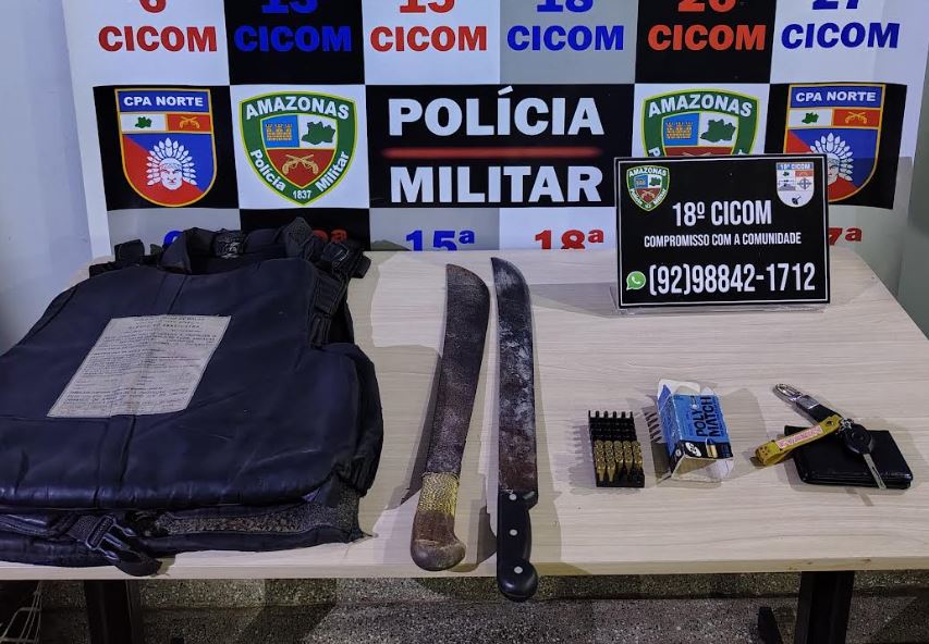 Homem é preso com pistola e terçados em carro no Terra Nova