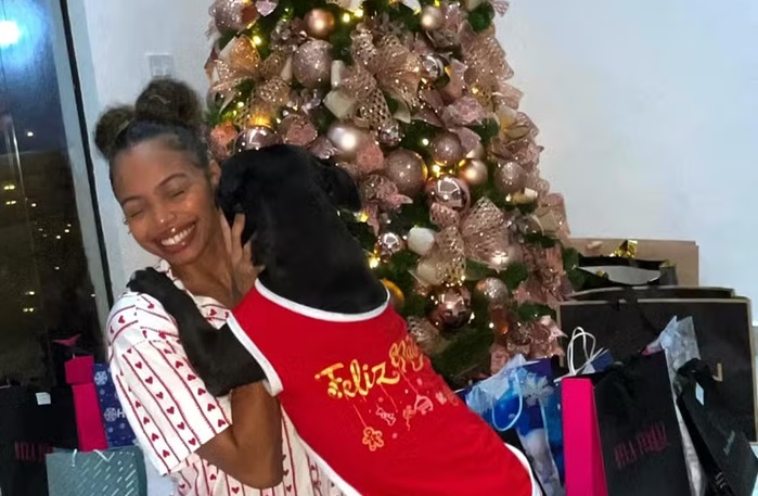Criminosos invadem casa de filha de Adriana Bombom e agridem cães de estimação