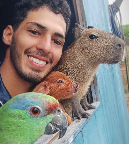 Amazonense viraliza nas redes ao mostrar fazenda e amizade com a capivara Filó