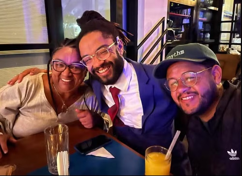 Em forte desabafo, mãe de Emicida defende Fióti em meio à briga de irmãos: 'sua dor é nossa dor'