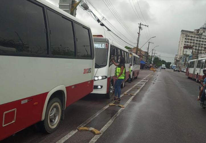 Micro-ônibus executivos são fiscalizados em Manaus e veículo é autuado