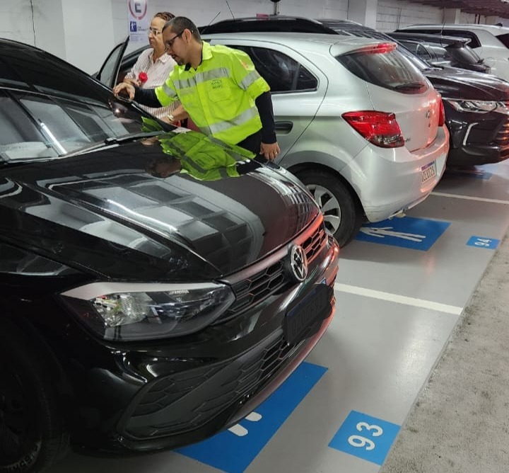 Fiscalização autua 38 motoristas por uso irregular de vagas especiais em Manaus