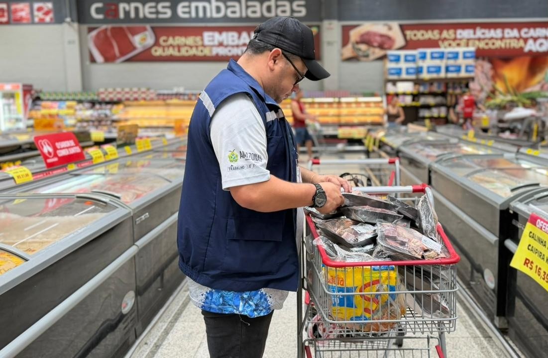 Fiscalização apreende mais de 80 kg de alimentos irregulares em supermercado de Manaus